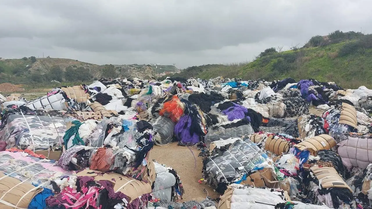 El vertedero ilegal de textiles en Algeciras. - E. P.