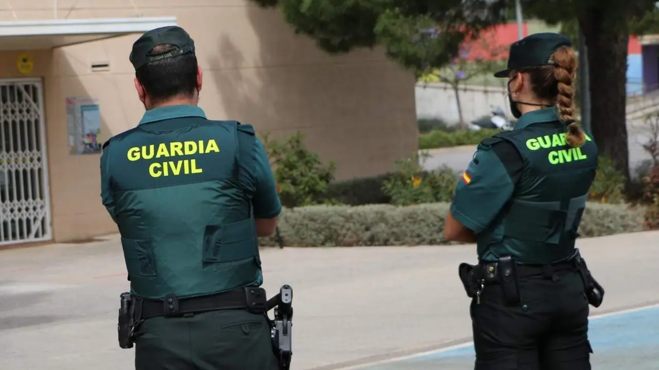 Dos agentes de la Guardia Civil, en una imagen de archivo. - GUARDIA CIVIL