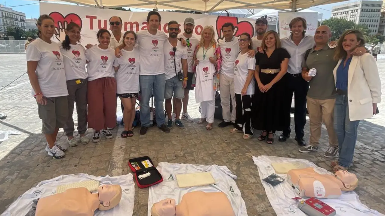 Los profesionales ense&ntilde;an t&eacute;cnicas de reanimaci&oacute;n cardiopulmonar.  - Viva