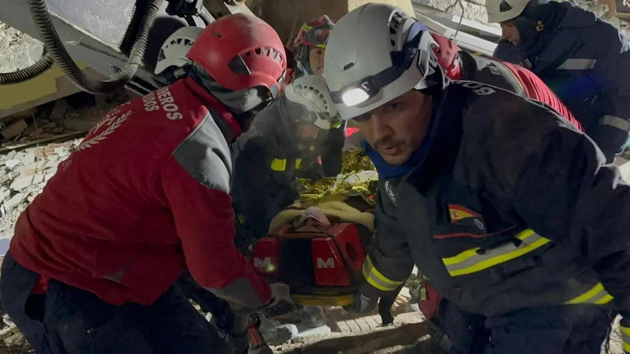 Momento en el que los bomberos de BUSF evac&uacute;an a la menor. - VH