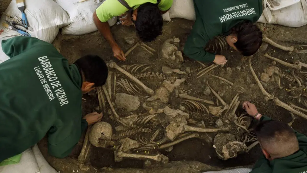 Exhumaci&oacute;n de una de las fosas comunes del barranco de V&iacute;znar. - EP