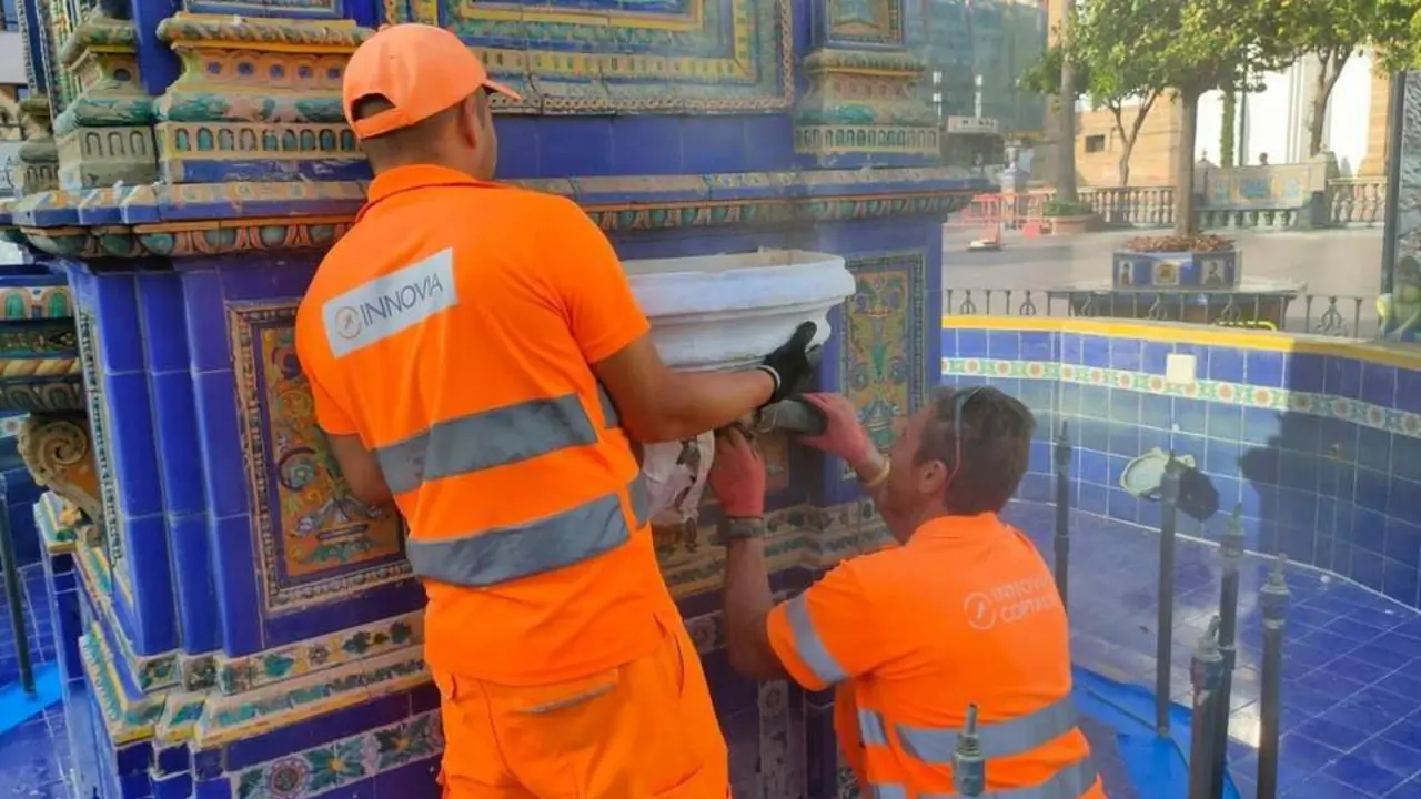 Restituci&oacute;n del vaso en la fuente de la Plaza Alta. - A. I.