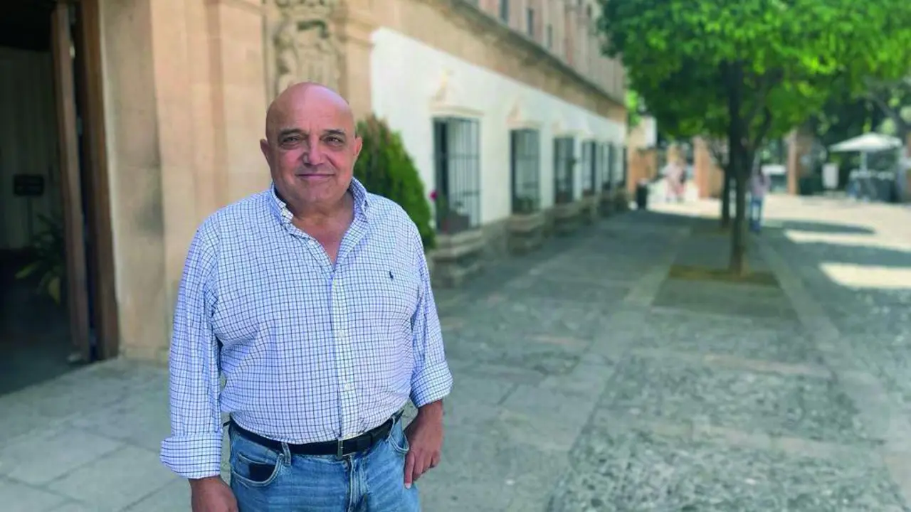 El delegado de Urbanismo, a las puertas del Ayuntamiento.  - 