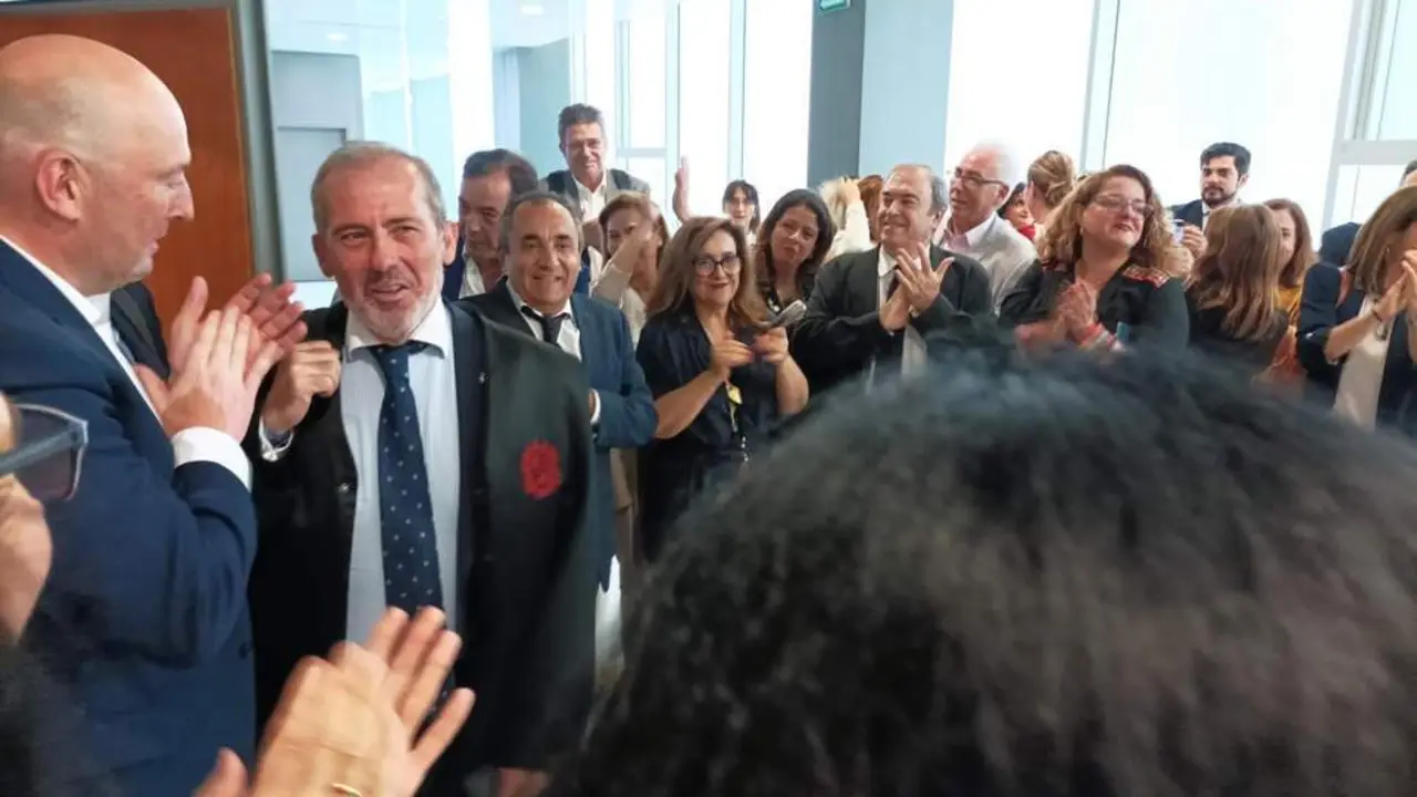 Lara arropado por sus compa&ntilde;eros. - VM