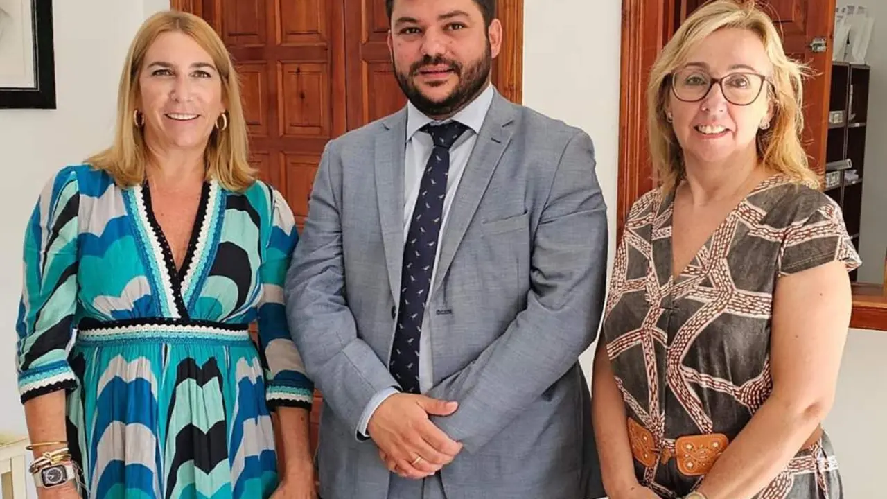 Olivero fue recibida por el alcalde y la delegada de Fomento.  - AYUNTAMIENTO