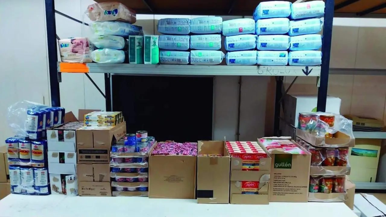 Alimentos para repartir por la Asociaci&oacute;n Mujeres Solidarias. - ai