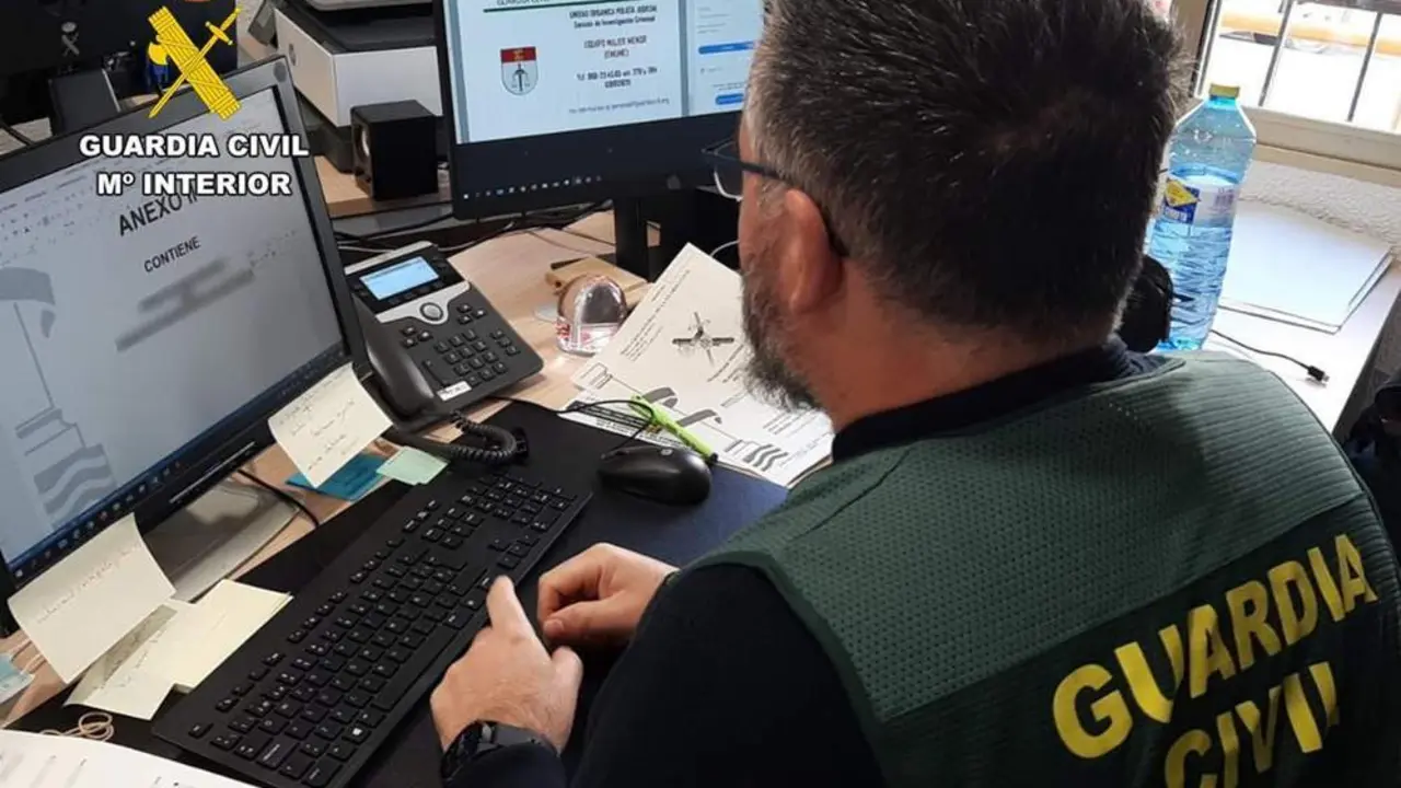 Un agente de la Guardia Civil trabaja en la investigaci&oacute;n.  - GUARDIA CIVIL 