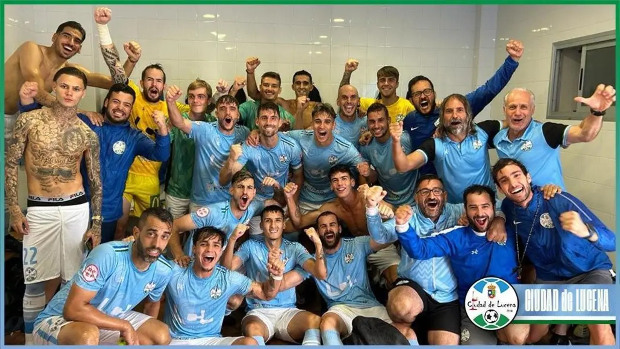 La plantilla del Ciudad de Lucena celebrando el triunfo en Conil - CIUDAD DE LUCENA