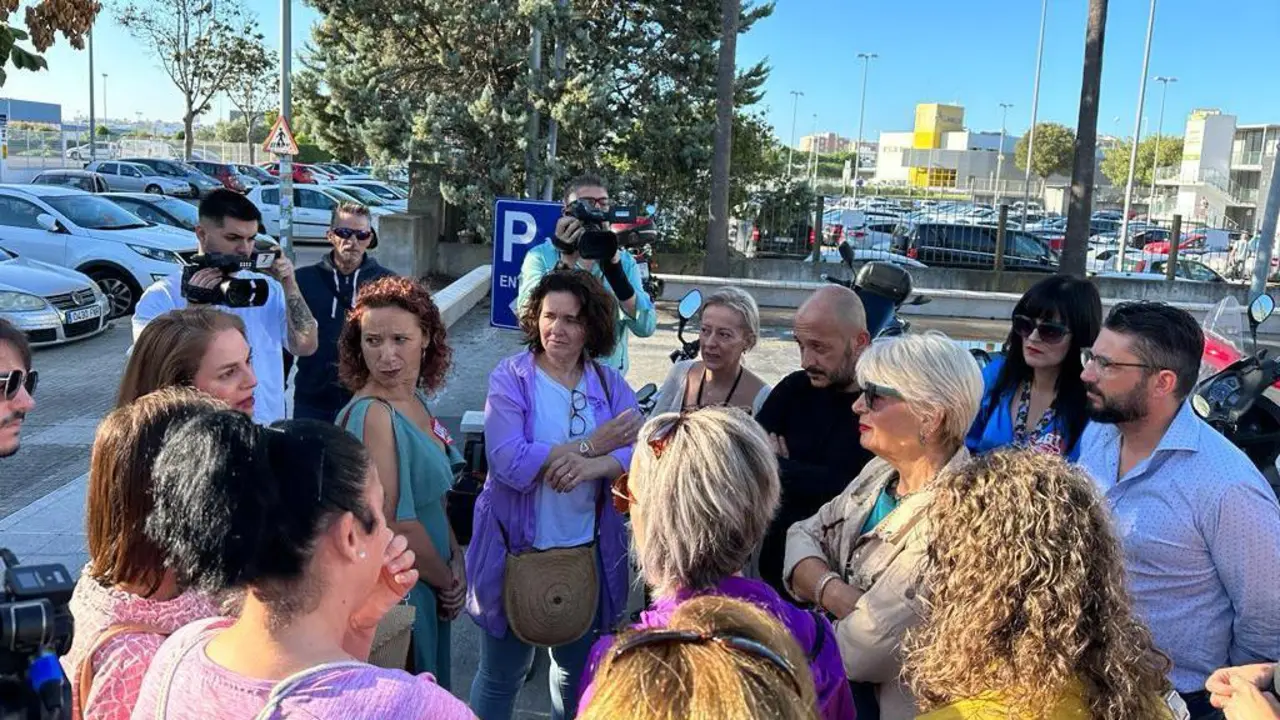 Las trabajadoras se concentraron este martes a las puertas del centro. - Viva Jerez