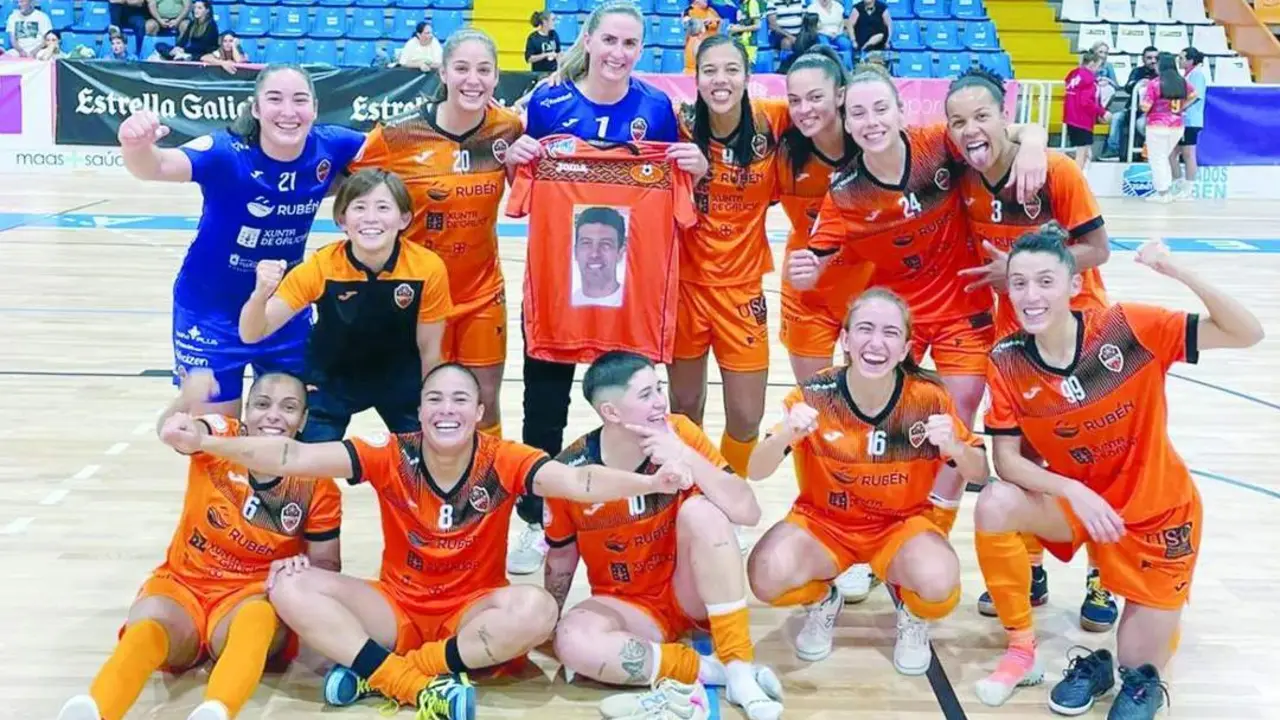 Cari Garc&iacute;a -n&ordm; 21- celebra la victoria del Burela FS - BFS