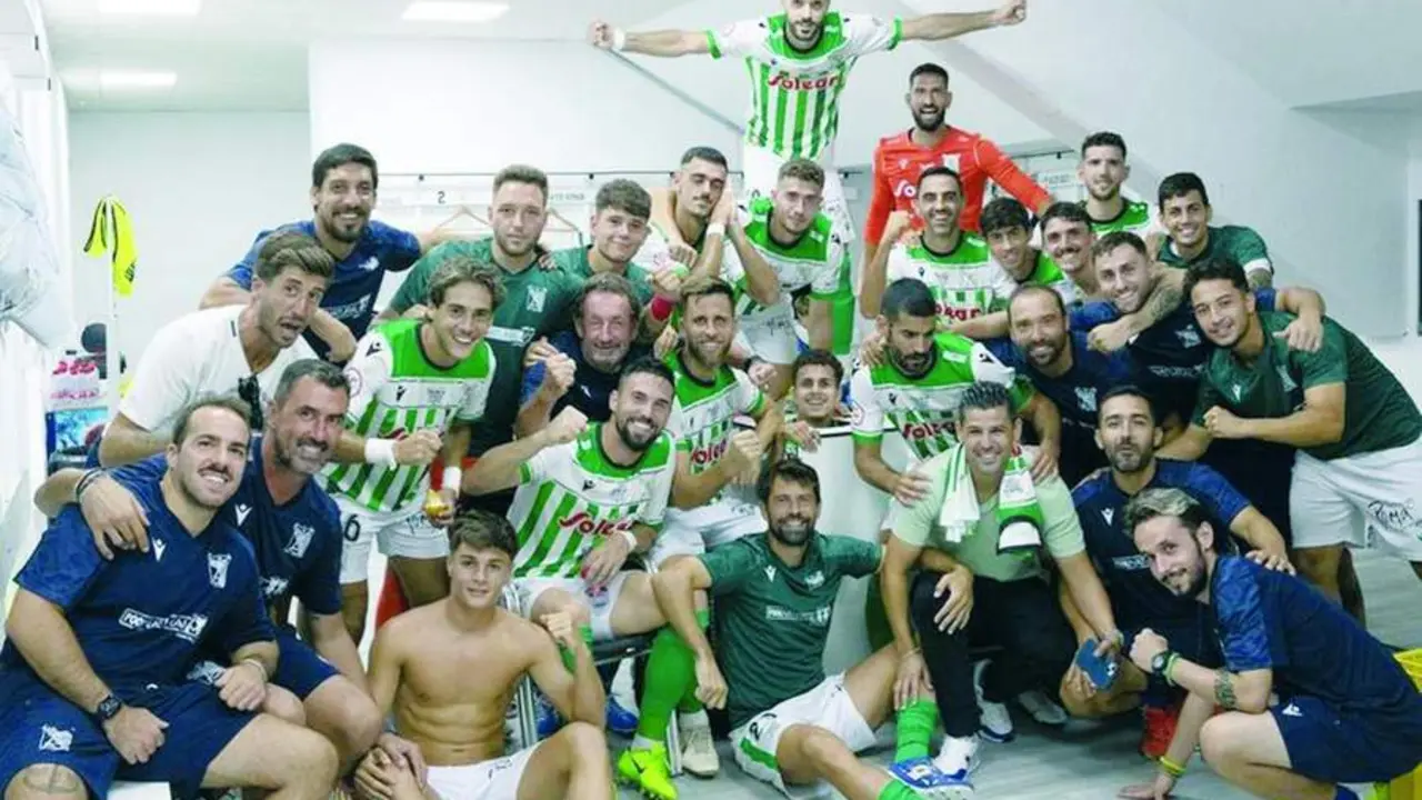 Los jugadores del Atl&eacute;tico Sanluque&ntilde;o celebran la victoria - ASCF