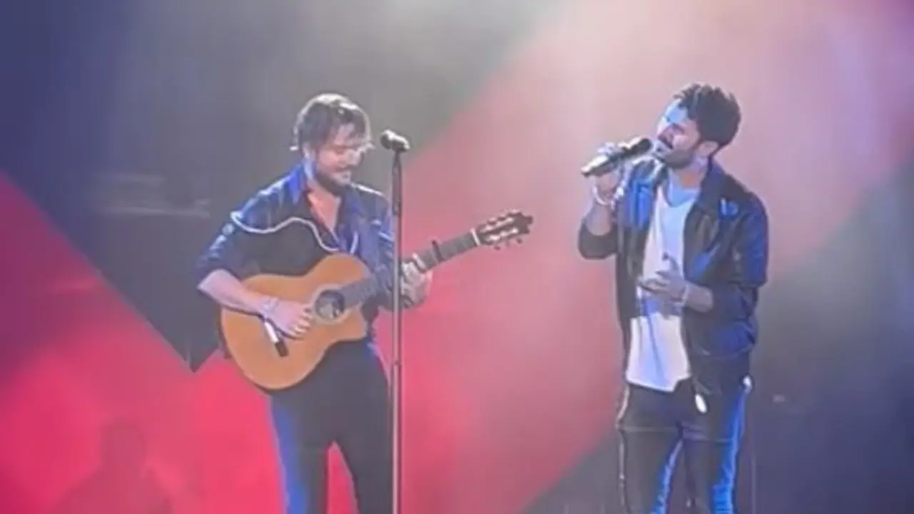 Manuel Carrasco invita a Anto&ntilde;ito Molina a subir al escenario en su concierto en San Roque