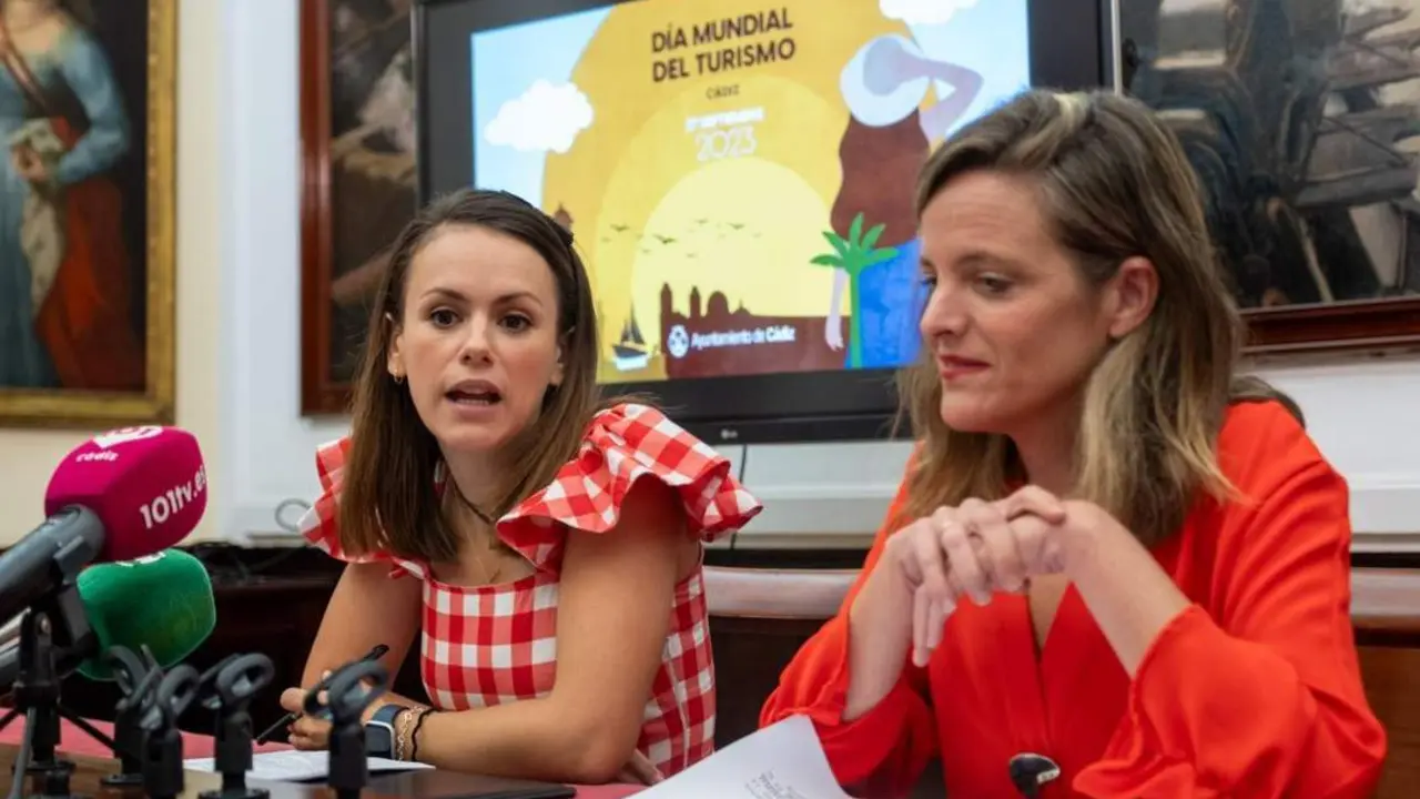 Las concejalas Beatriz Gandullo y Maite Gonz&aacute;lez, en rueda de prensa. - AYUNTAMIENTO DE C&Aacute;DIZ