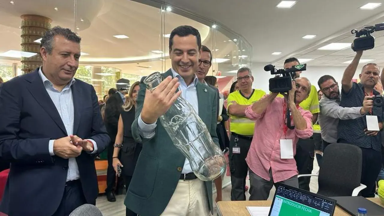 Moreno con los trabajadores en la planta. - MO