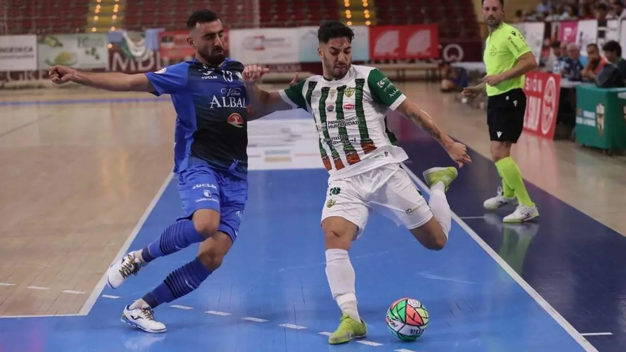Perin en la disputa por un bal&oacute;n durante la primera jornada. - C&Oacute;RDOBA PATRIMONIO