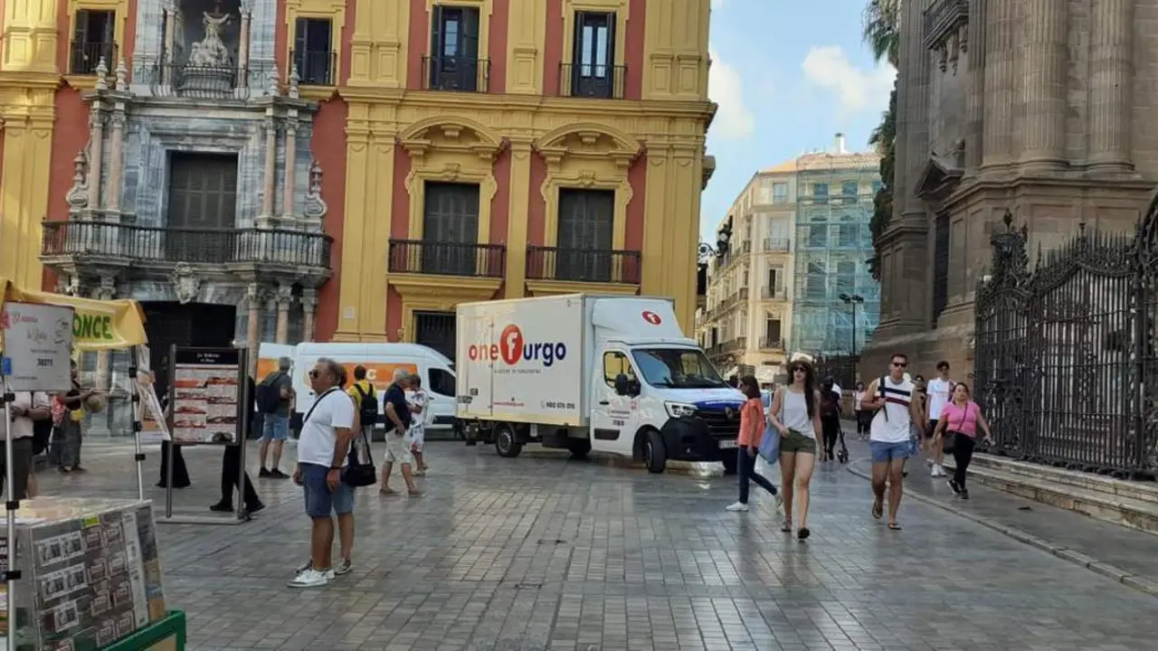 Veh&iacute;culos descargando en pleno centro de M&aacute;laga. - Jotad&eacute;