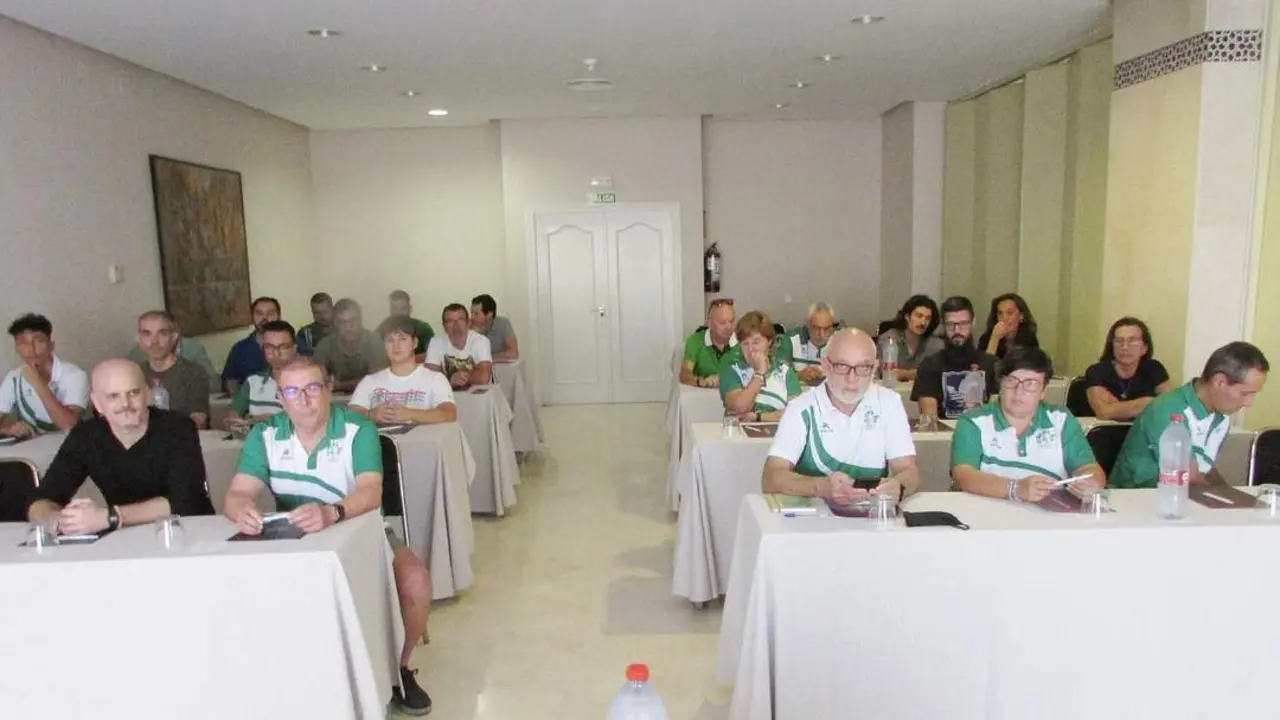 Un momento de la reuni&oacute;n que se celebr&oacute; en el Hotel Do&ntilde;ana - Ra&uacute;l J. Bustillos