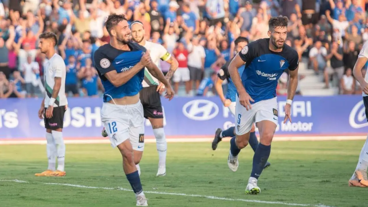 Dani Selma y Carlos Blanco celebrando un gol contra el C&oacute;rdoba. - Antonio Quintero/SFCD