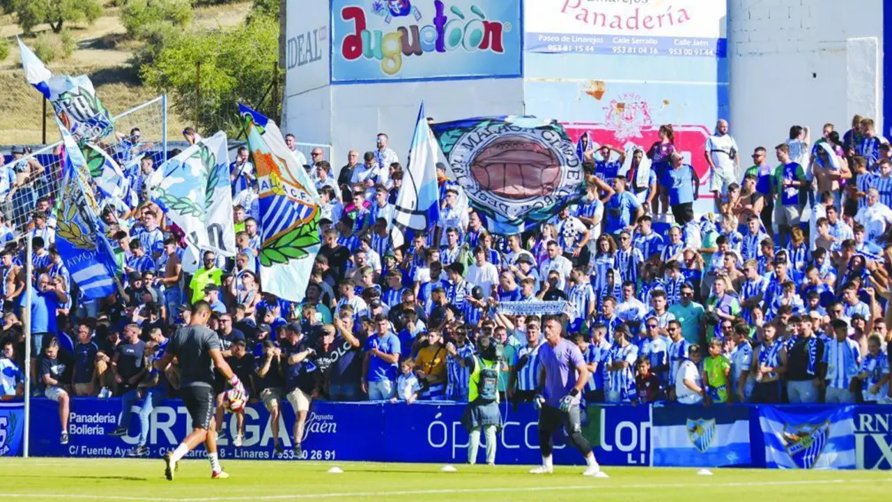 Marea azul en Linares. - M&aacute;laga CF