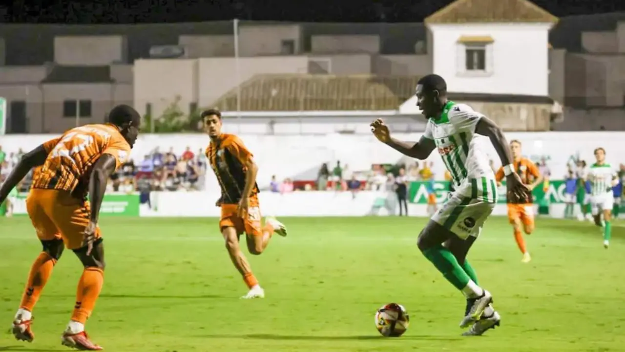 El delantero Mwepu intenta adentrarse en el &aacute;rea visitante - ASCF