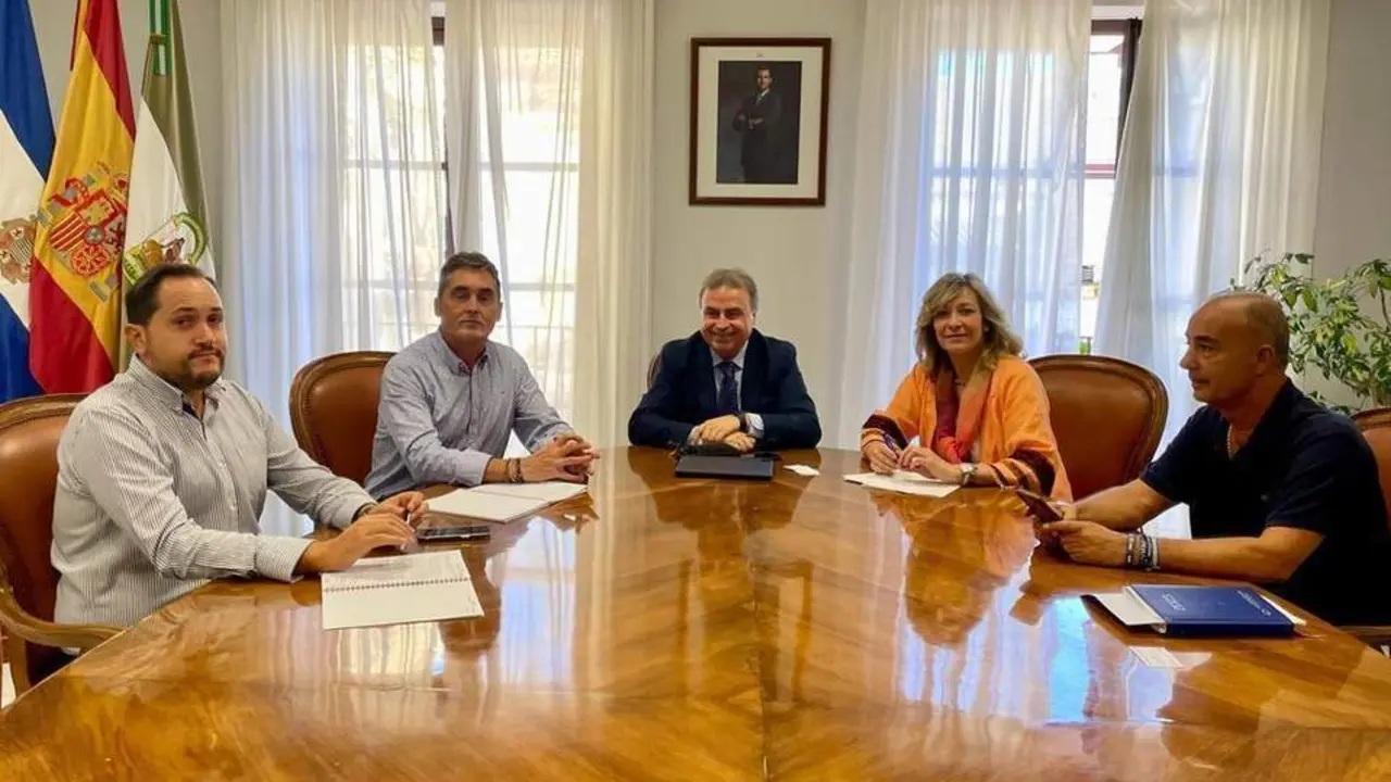 Antonio Real, con los representantes de Iberia.  - Andaluc&iacute;a Informaci&oacute;n