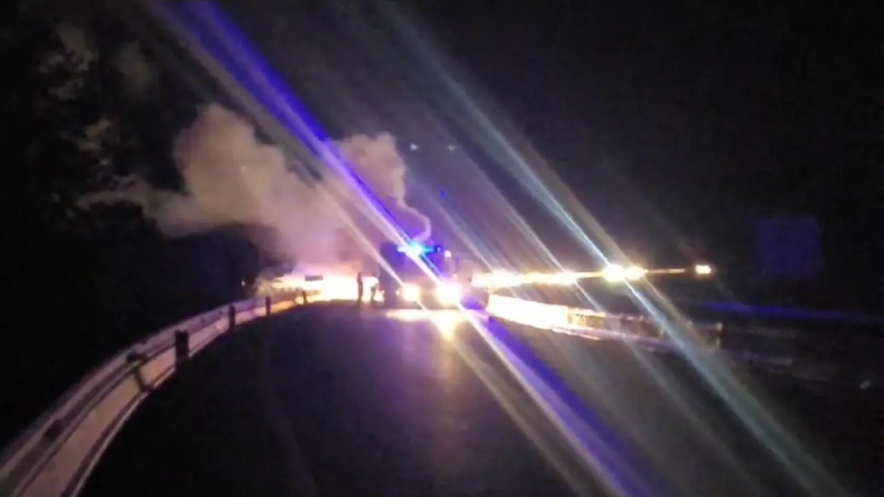 Sale ardiendo un coche en Huelva tras volcar y su conductor se da a la fuga