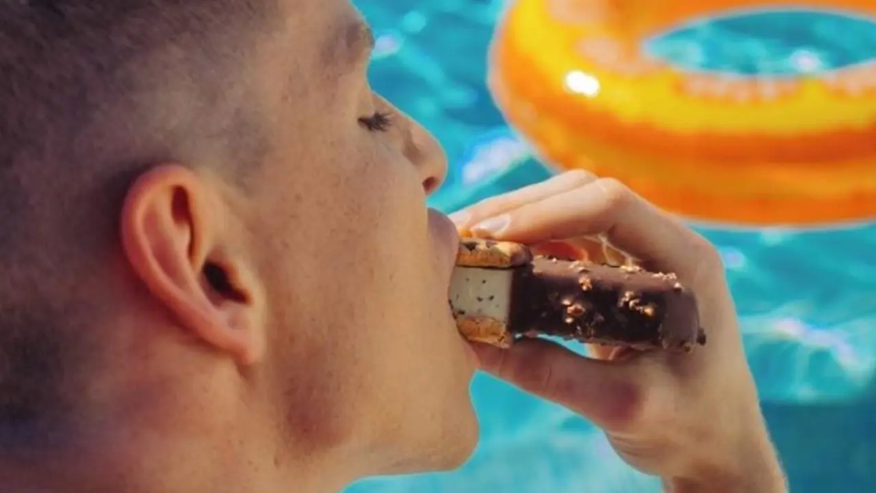 Un joven come un Maxibon. - Instagram maxibon_es