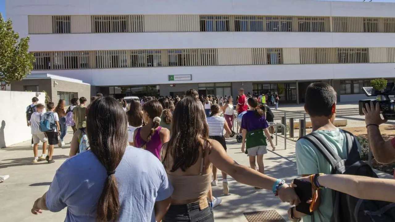 Los alumnos entran al centro este mediod&iacute;a. - Efe / Rom&aacute;n R&iacute;os