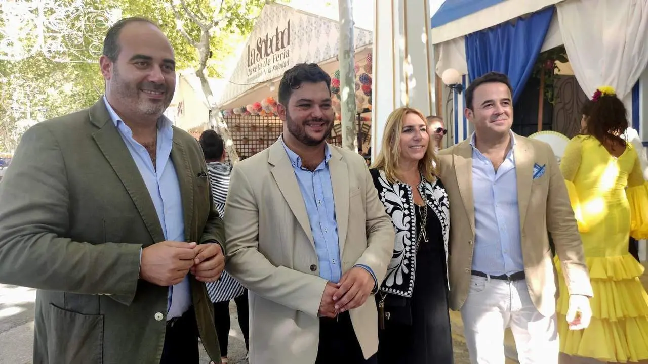 Inmaculada Olivero y Antonio J. Arag&oacute;n junto a las autoridades locales - mac&iacute;as