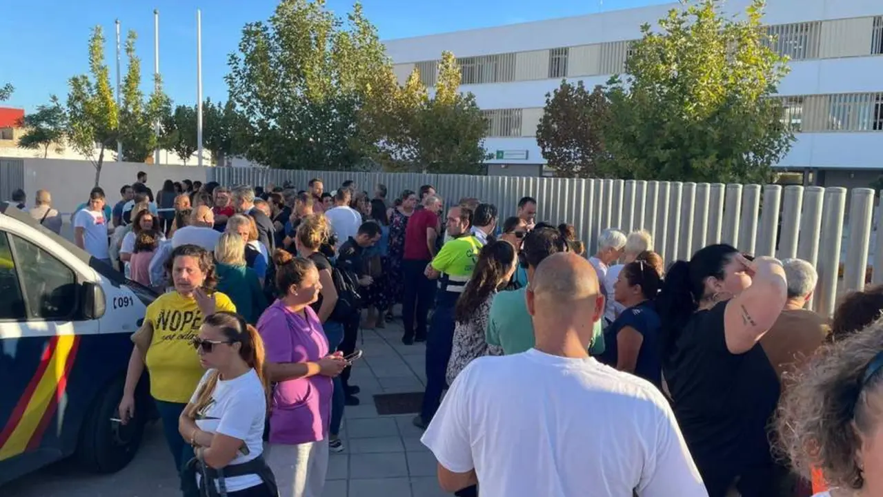 Los padres a las puertas del centro tras el suceso - Jim&eacute;nez