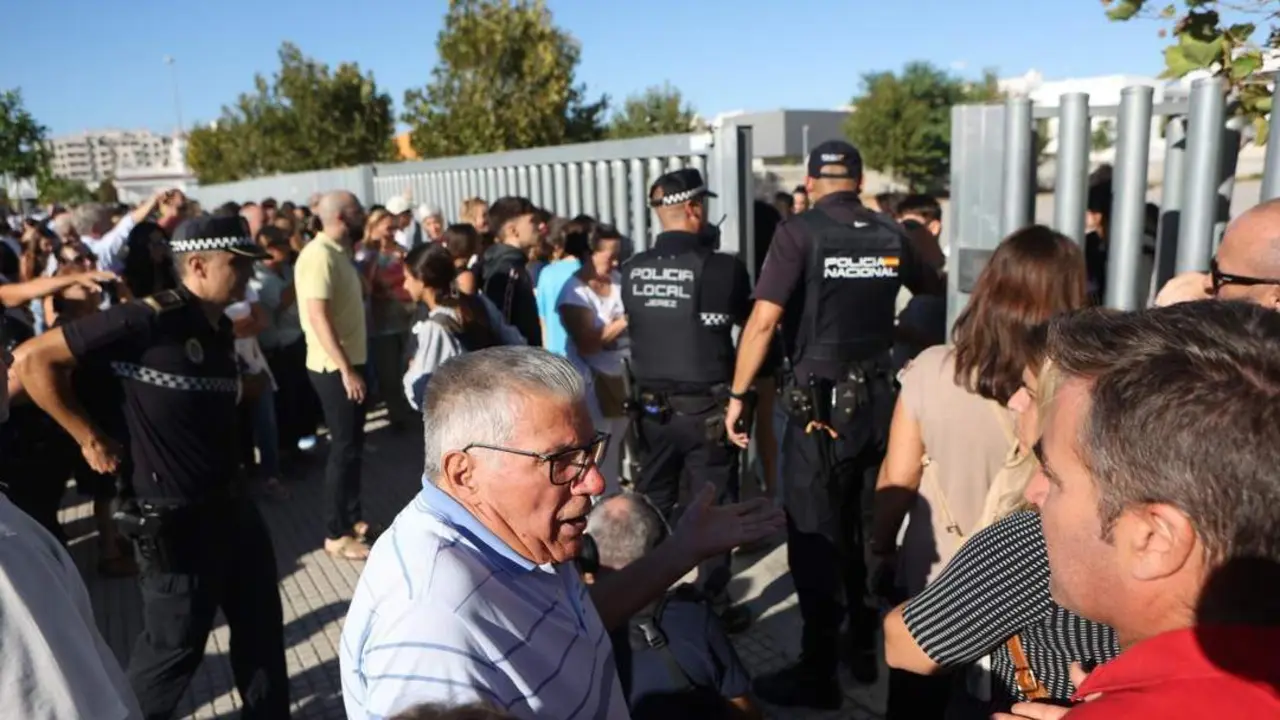Polic&iacute;as a las puertas del instituto el d&iacute;a de los hechos. - Europa Press