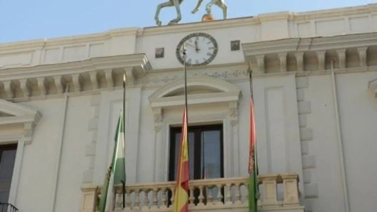 Fachada del Ayuntamiento de Granada. - Europa Press