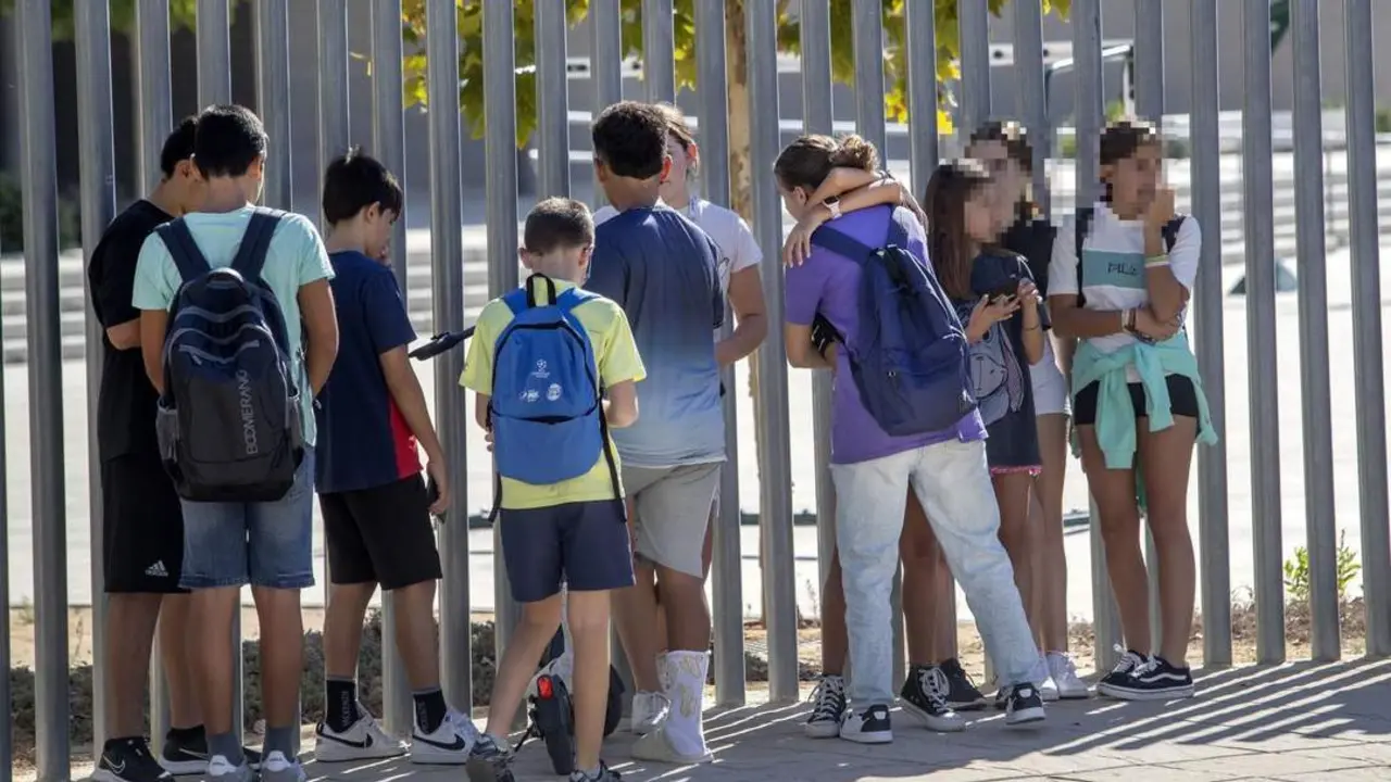 Alumnos a las puertas del centro.  - Efe / Rom&aacute;n R&iacute;os.