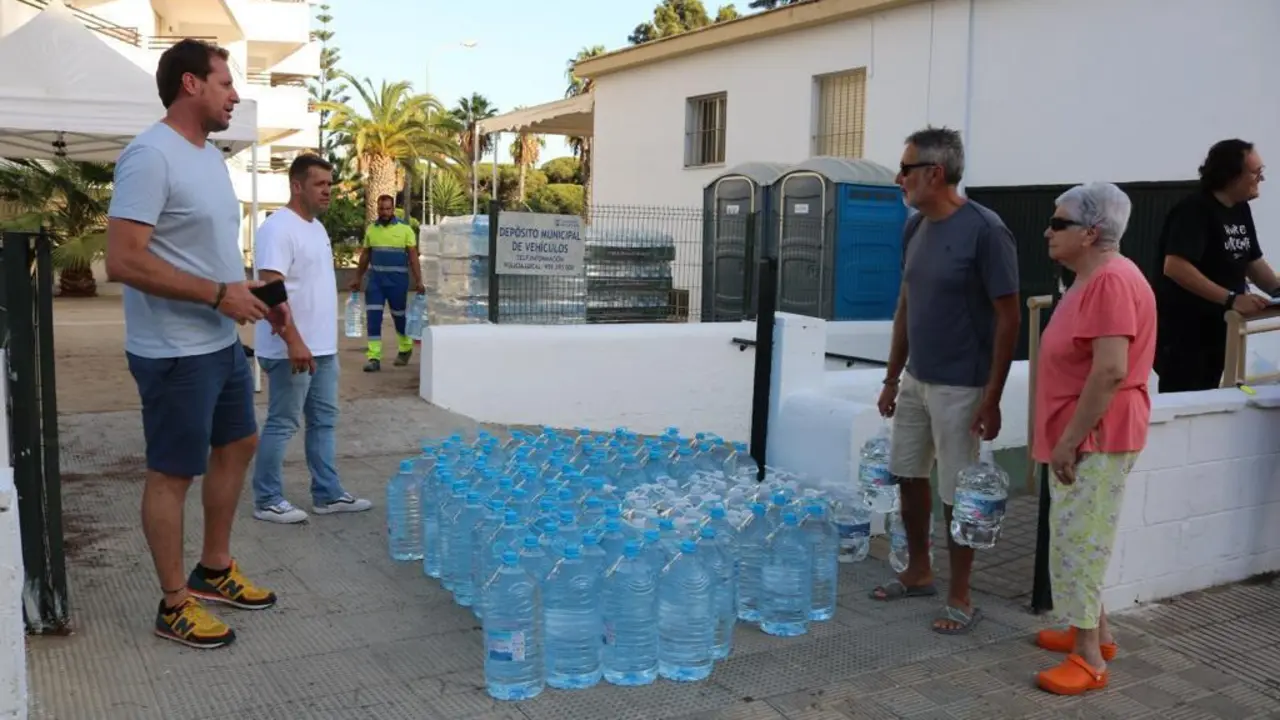 Reparto de botellas de agua. - AYTO