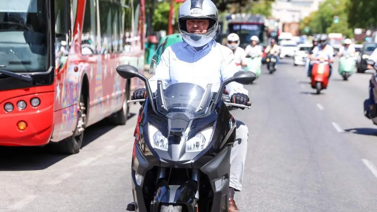Sanz pasea por las calles de Sevilla en moto. - Archivo
