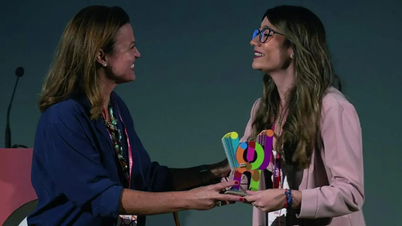 Luc&iacute;a Troyano recibiendo el premio. - Viva Ja&eacute;n.