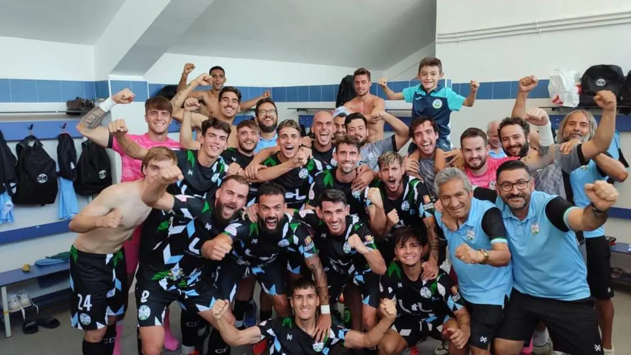 La plantilla del Ciudad de Lucena celebra el triunfo en Pozoblanco. - CIUDAD DE LUCENA