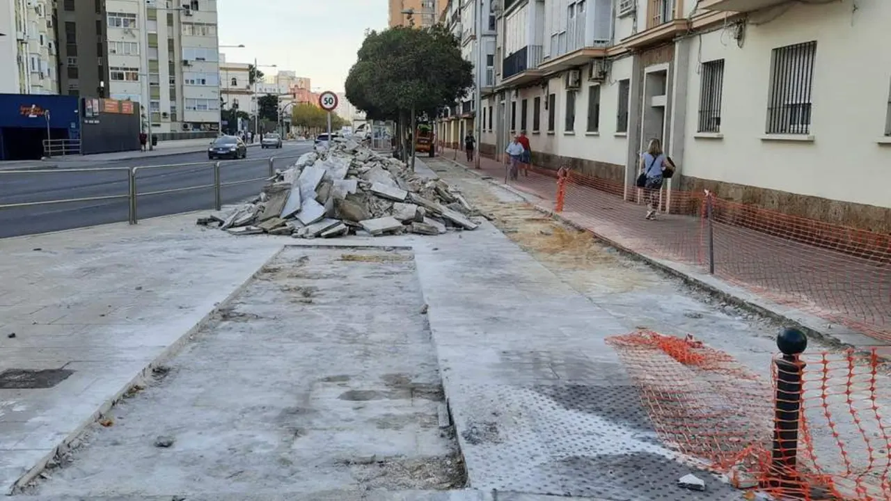 Obras de remodelaci&oacute;n del carril bici de la avenida Sanidad P&uacute;blica. - VIVA C&Aacute;DIZ 