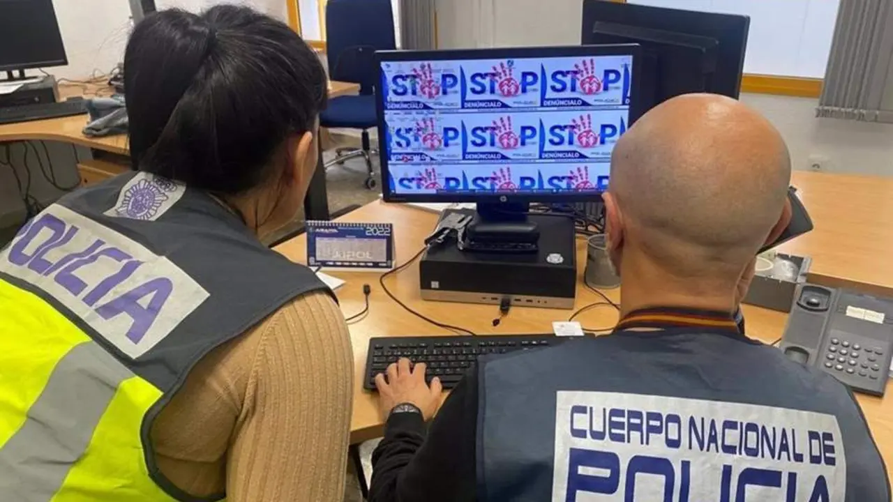 La Polic&iacute;a an&aacute;liza sus dispositivos digitales. - CNP