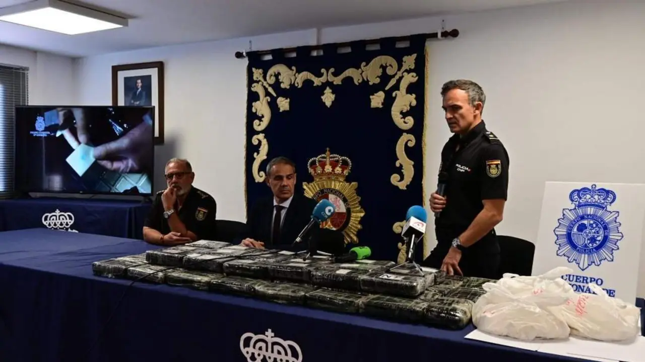 Ignacio Vega, Jos&eacute; Pacheco y Santos Bernal, junto a la droga incautada - EULOGIO GARC&Iacute;A 
