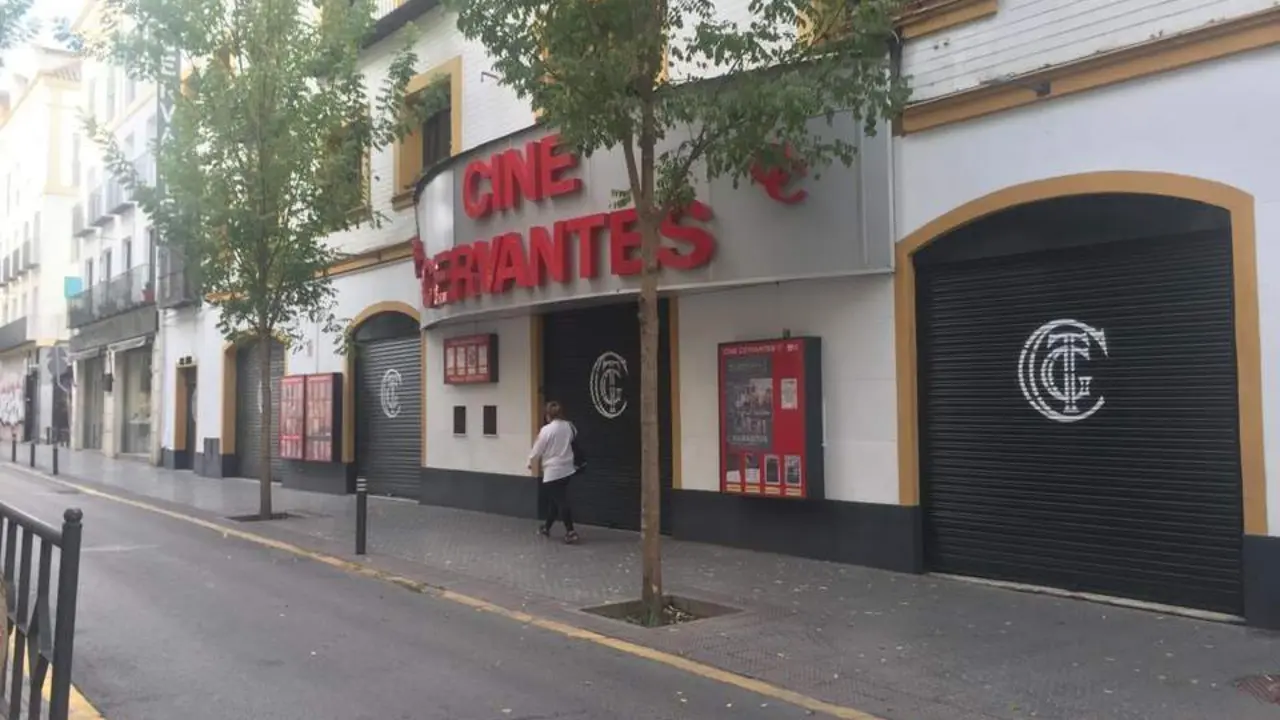 El Cine Cervantes, el m&aacute;s antiguo de la ciudad. - Viva