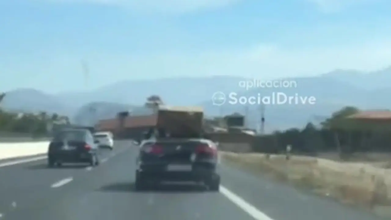 Conductor de un descapotable en Granada. - Twitter @SocialDrive