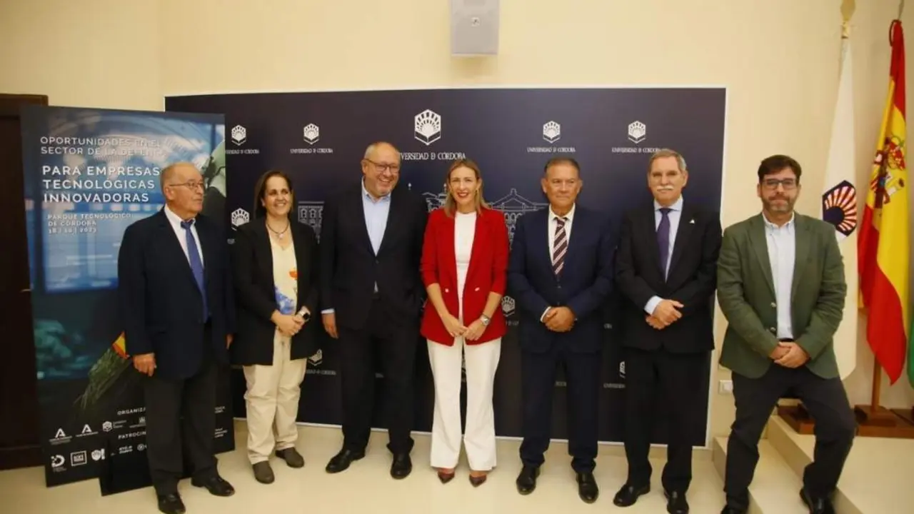 Lorena Garrido (centro) en la presentaci&oacute;n de las jornadas de Defensa. - EUROPA PRESS