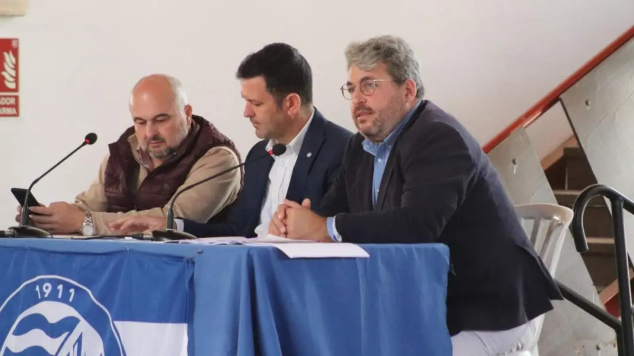 Jes&uacute;s Viloita, presidente en funciones, junto a Jos&eacute; G&oacute;mez y Jos&eacute; Mar&iacute;a Aguilar durante la celebraci&oacute;n de la Asamblea. - xerezdfc.com
