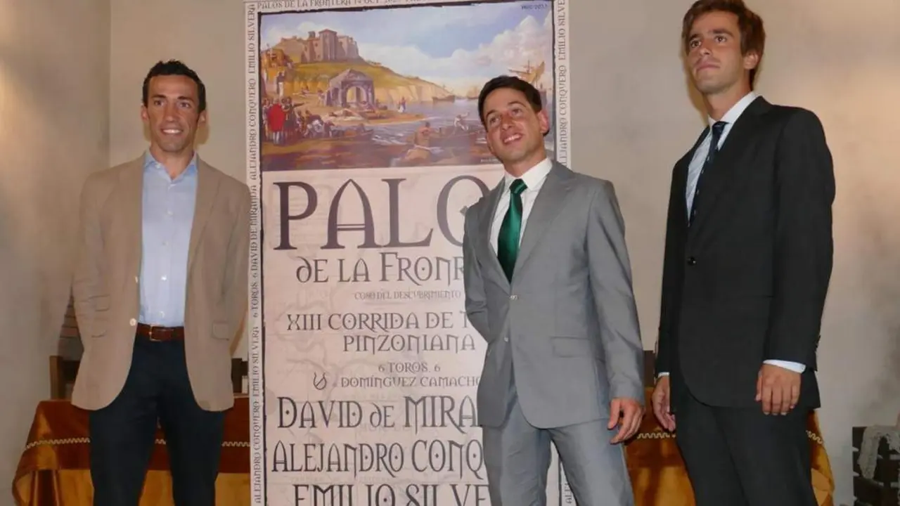 Los tres toreros protagonistas de la Corrida Pinzoniana ante el cartel - VH