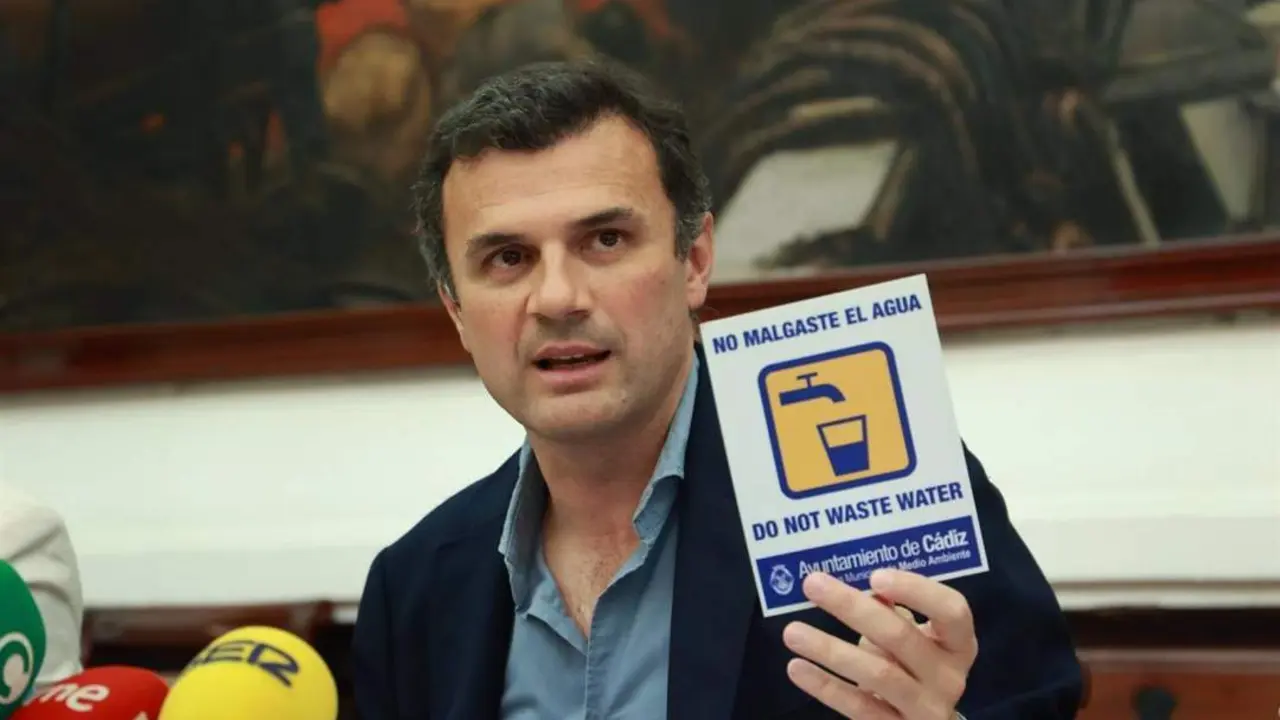 Bruno Garc&iacute;a, con un cartel para concienciar con el ahorro de agua. - VIVA