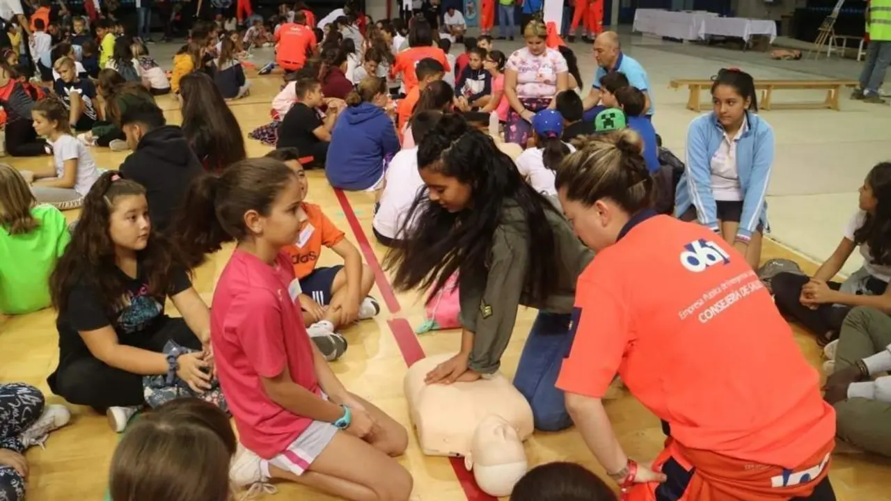 J&oacute;venes de Almer&iacute;a aprenden t&eacute;cnicas de reanimaci&oacute;n cardiopulmonar con el 061. - EP