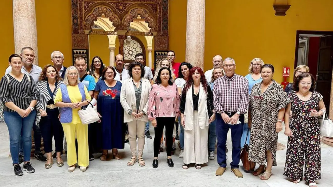 La alcaldesa, Carmen &Aacute;lvarez, con las asociaciones presentes - A. I.