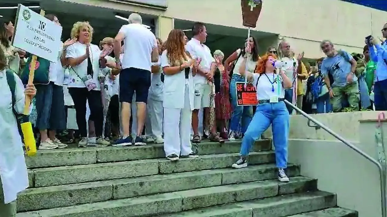 Manifestaci&oacute;n a las puertas del Puerta del Mar.  - Viva