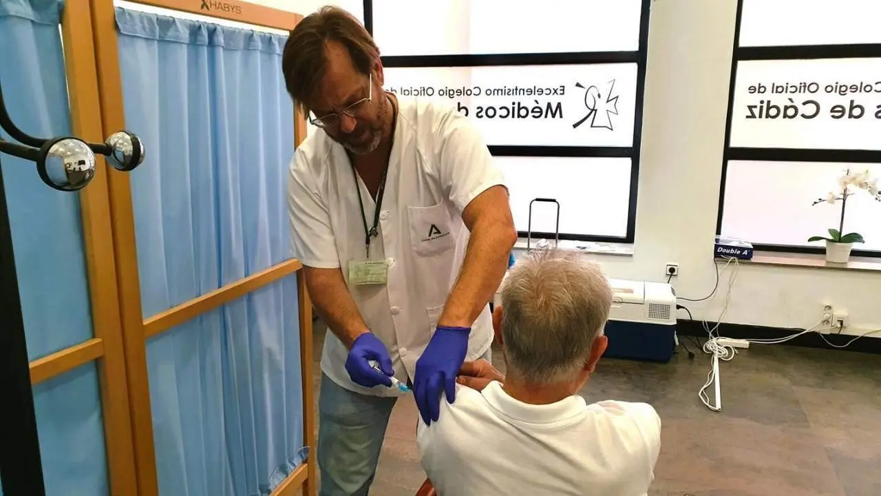 La vacunaci&oacute;n se desarrolla en la sede del Colegio de M&eacute;dicos de C&aacute;diz - SAS